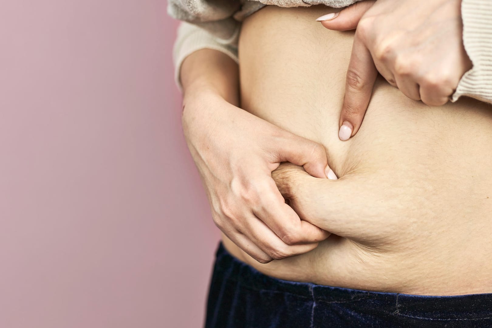 Dass im Alter die Haut am Bauch an Straffheit verliert, ist normal. Doch es gibt Mittel, um diesem Prozess entgegenzuwirken.