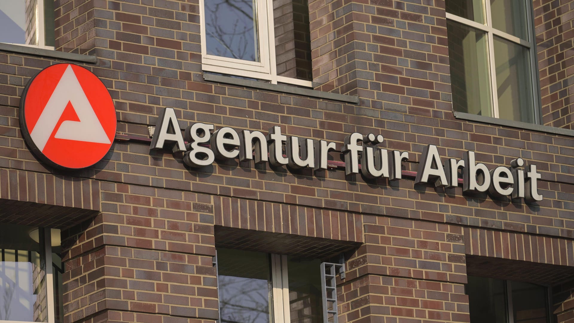 Agentur für Arbeit in Berlin-Schöneberg (Symbolbild): Im Mai ist die Anzahl an Menschen ohne Erwerbsarbeit zurückgegangen. Agentur für Arbeit in Berlin-Schöneberg (Symbolbild): Im Mai ist die Anzahl an Menschen ohne Erwerbsarbeit zurückgegangen.