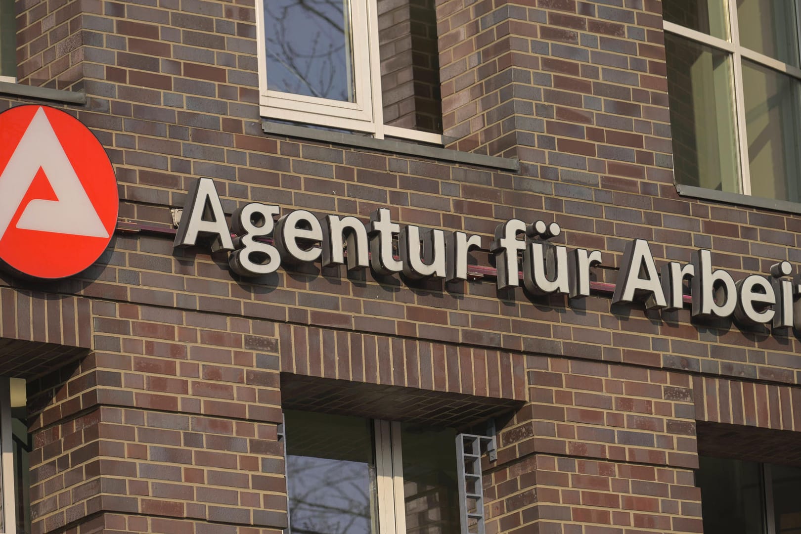 Agentur für Arbeit in Berlin-Schöneberg (Symbolbild): Im Mai ist die Anzahl an Menschen ohne Erwerbsarbeit zurückgegangen. Agentur für Arbeit in Berlin-Schöneberg (Symbolbild): Im Mai ist die Anzahl an Menschen ohne Erwerbsarbeit zurückgegangen.