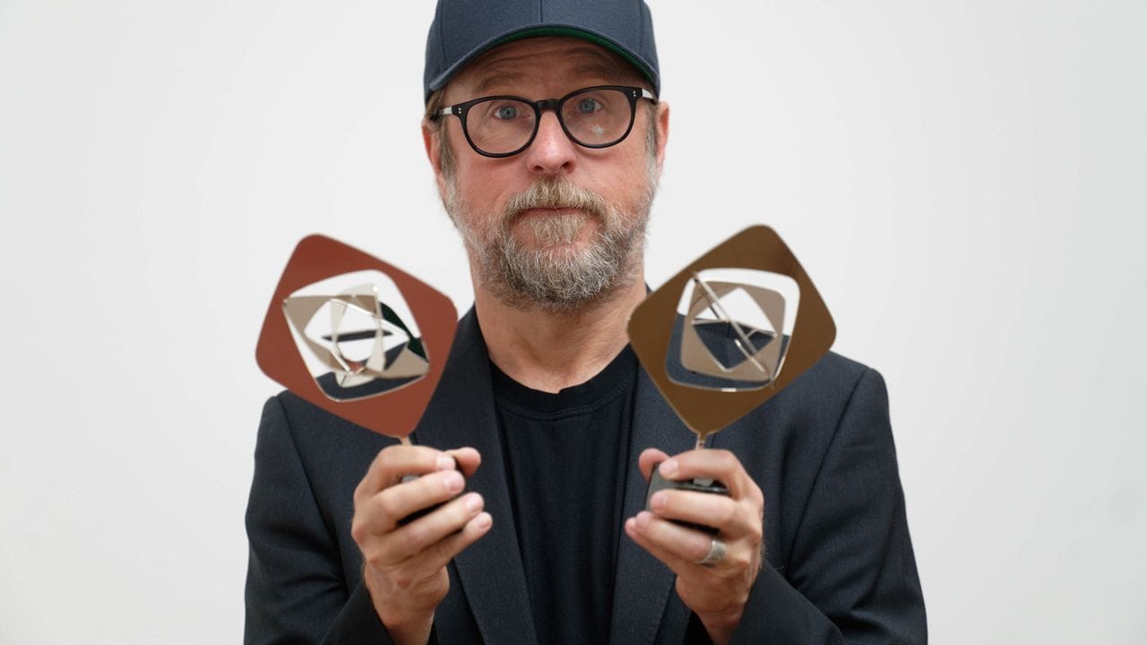 Bjarne Mädel erhält Preise für die Filme „Geliefert“ und „Sörensen hat Angst“. Bjarne Mädel erhält Preise für die Filme „Geliefert“ und „Sörensen hat Angst“.