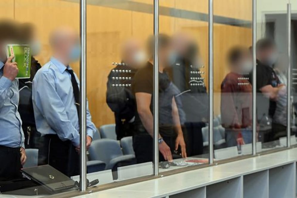 Die fünf Angeklagten sind für ihre Mitgliedschaft in der IS-Terrorzelle verurteilt worden.
