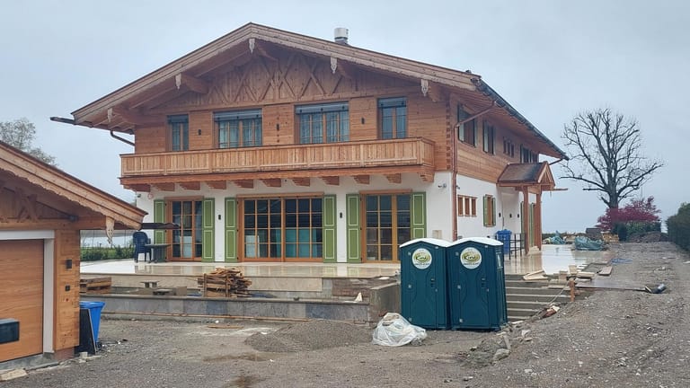Baustelle an einem von Usmanows Anwesen: Er schuldet Unternehmen am Tegernsee einen sechsstelligen Betrag.