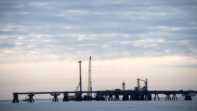Erster Rammschlag für geplanten LNG-Terminal-Anleger