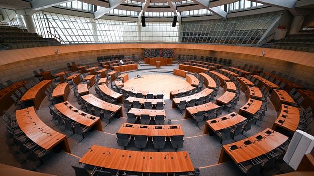 Plenarsaal mit neuer Sitzverteilung im NRW-Landtag