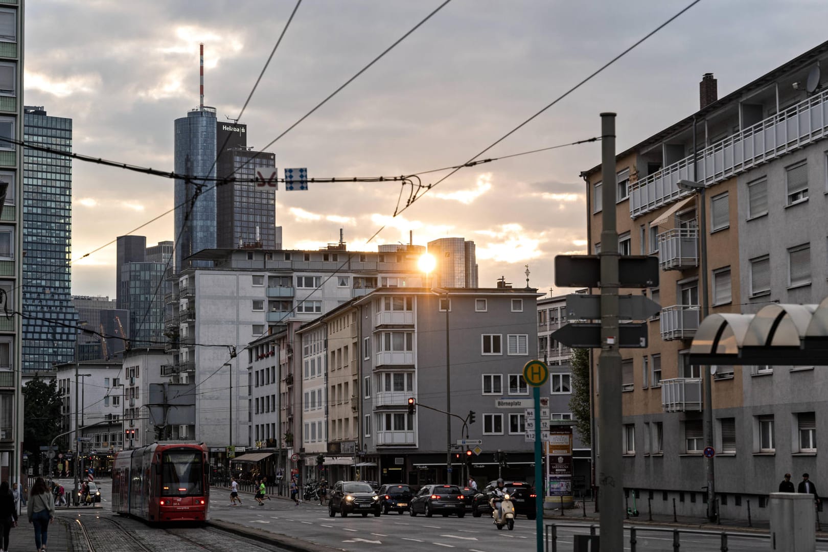 Frankfurter Innenstadt bei Dämmerung (Archiv): Auch hier ist die Nachfrage nach dem 9-Euro-Ticket groß.