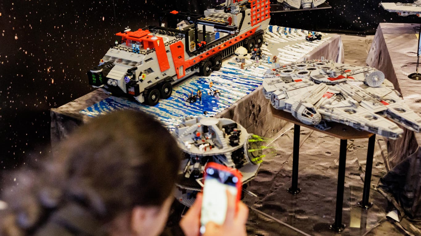 Eine Schülerin fotografiert in der Lego-Ausstellung Modelle aus den Star Wars-Filmen: Die Fantasiewelt ist im Auswanderermuseum in Ballinstadt zu sehen.