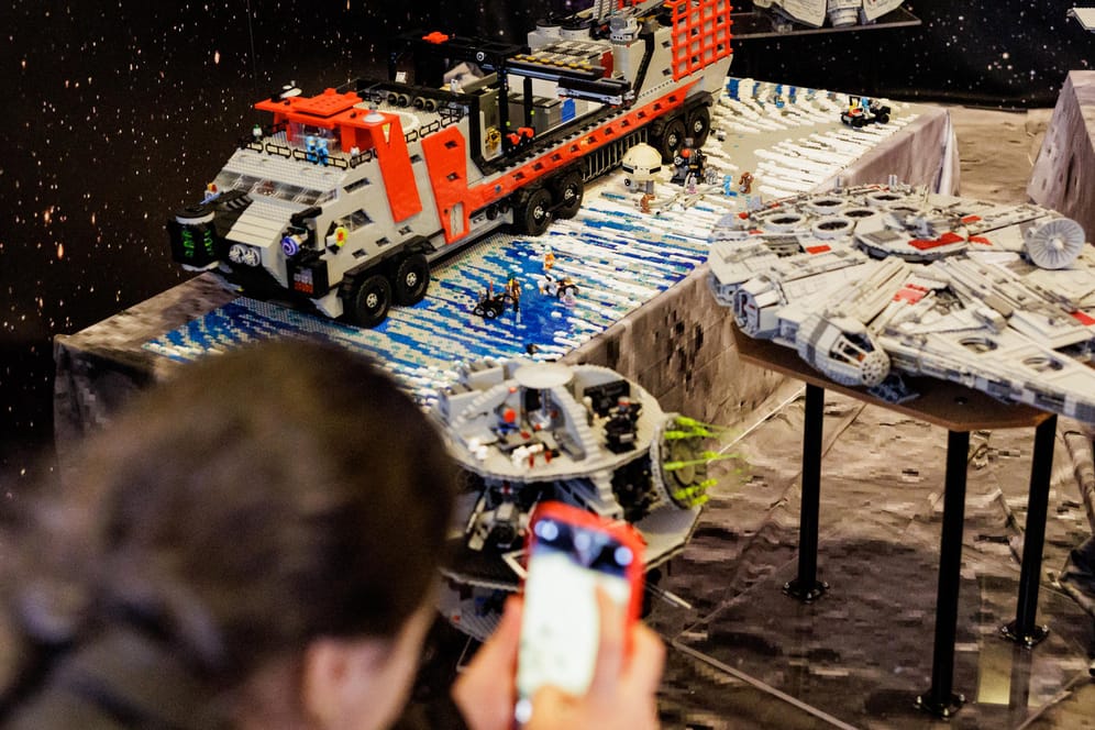 Eine Schülerin fotografiert in der Lego-Ausstellung Modelle aus den Star Wars-Filmen: Die Fantasiewelt ist im Auswanderermuseum in Ballinstadt zu sehen.