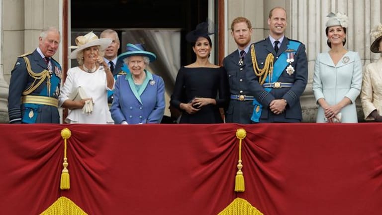 Prinz Charles (l-r) und seine Frau Camilla, Prinz Andrew, Königin Elizabeth II.