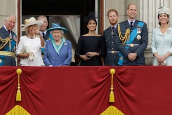 Prinz Charles (l-r) und seine Frau Camilla, Prinz Andrew, Königin Elizabeth II.