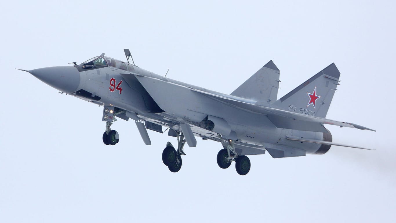 Die MiG-31K spielt für Russlands Luftwaffe eine wichtige Rolle: Die Spezialversion der MiG-31 trägt die Hyperschallrakete "Kinschal". (Archivbild)