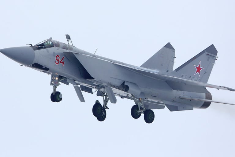Die MiG-31K spielt für Russlands Luftwaffe eine wichtige Rolle: Die Spezialversion der MiG-31 trägt die Hyperschallrakete "Kinschal". (Archivbild)