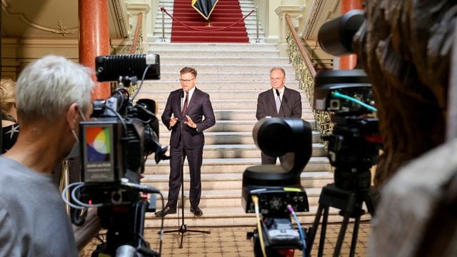 Der Ostbeauftragte Carsten Schneider (SPD, l) und Sachsen-Anhalts Ministerpräsident Reiner Haseloff (CDU) treten gemeinsam vor die Presse. Der Ostbeauftragte Carsten Schneider (SPD, l) und Sachsen-Anhalts Ministerpräsident Reiner Haseloff (CDU) treten gemeinsam vor die Presse.