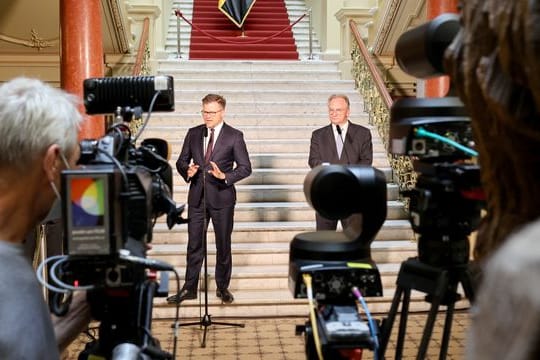 Der Ostbeauftragte Carsten Schneider (SPD, l) und Sachsen-Anhalts Ministerpräsident Reiner Haseloff (CDU) treten gemeinsam vor die Presse.