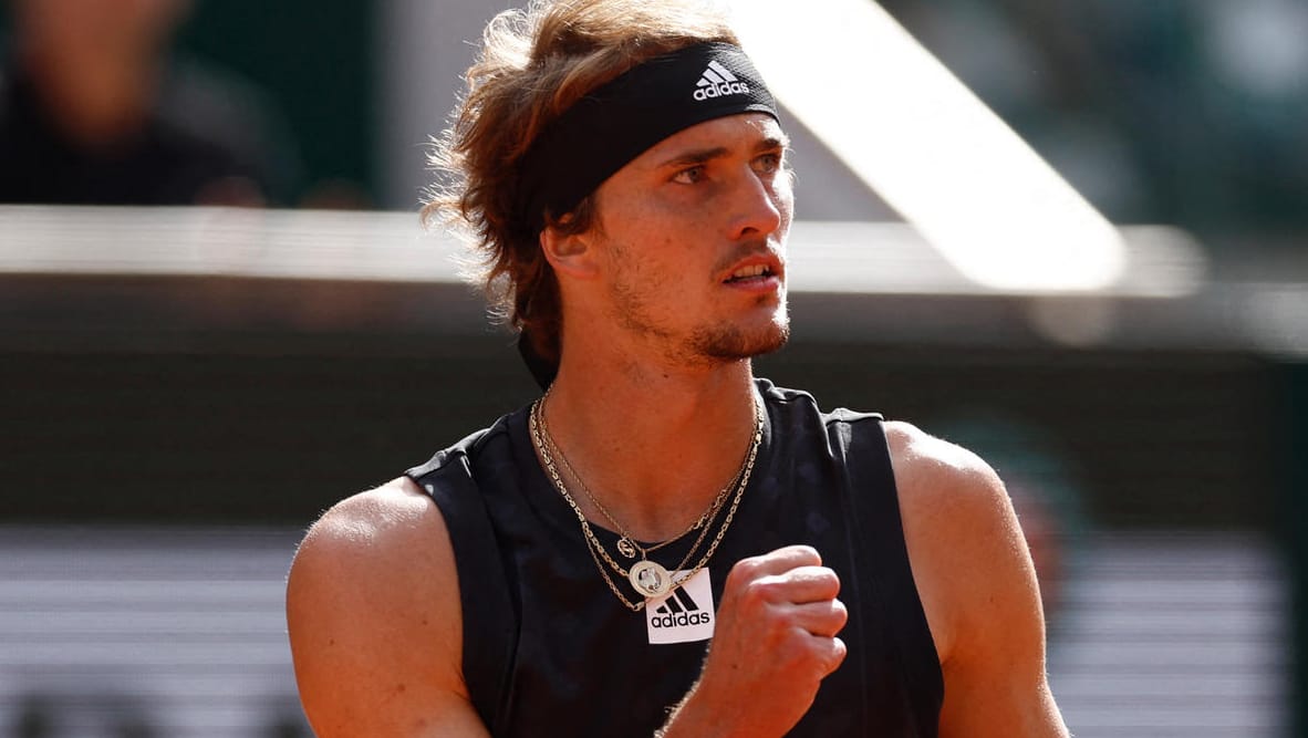 Alexander Zverev jubelt im Match gegen Carlos Alcaraz und steht im Halbfinale von Paris.