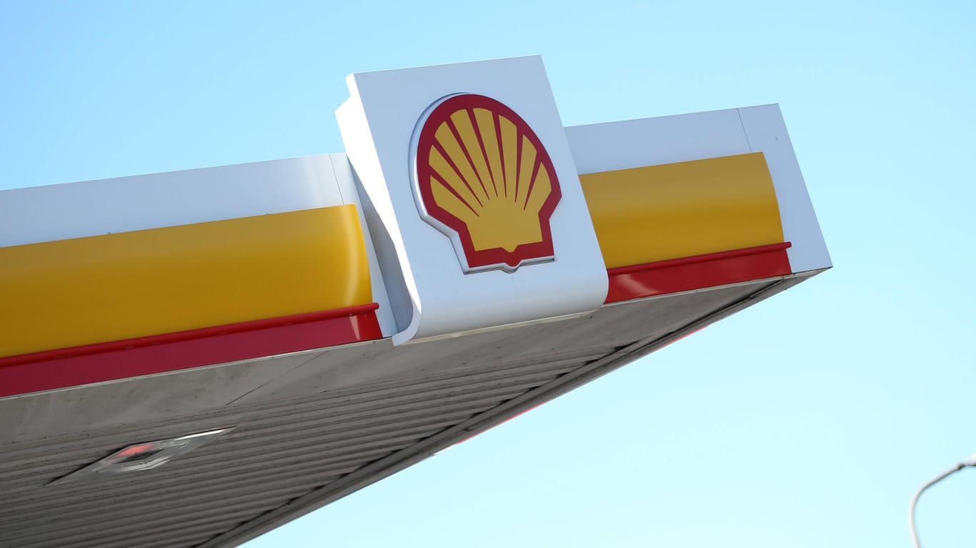 Das Logo des Ölkonzerns Shell hängt an einer Tankstelle (Symbolbild): Ein 26-Jähriger wollte eine Tankstelle in Hamburg überfallen.