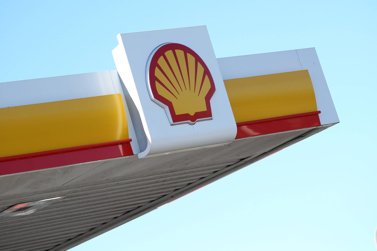 Das Logo des Ölkonzerns Shell hängt an einer Tankstelle (Symbolbild): Ein 26-Jähriger wollte eine Tankstelle in Hamburg überfallen.