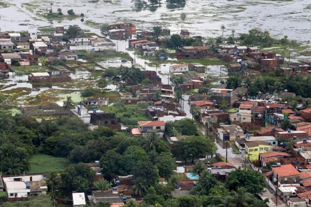 Nach heftigen Regenfällen ist ein Gebiet im Bundesstaat Pernambuco überschwemmt.