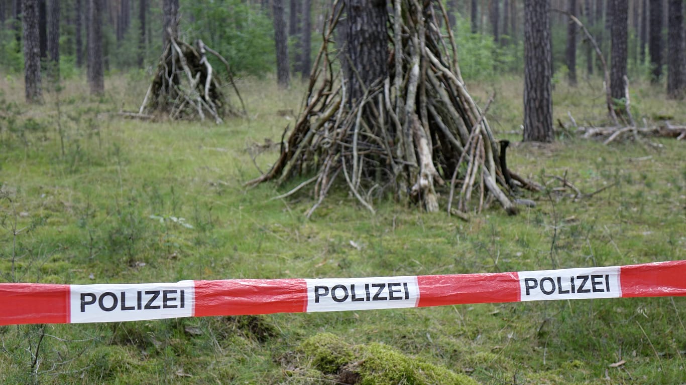 Polizeiabsperrung im Wald (Symbolbild): Die Rechtsmedizin befasst sich nun mit den Überresten.