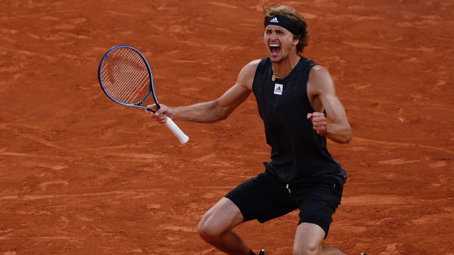 Alexander Zverev jubelt nach dem Match gegen Carlos Alcaraz und steht im Halbfinale von Paris.