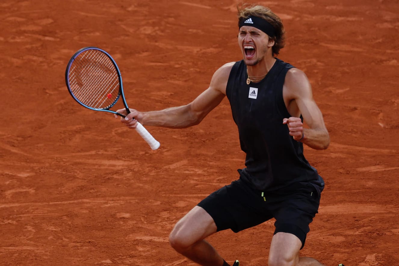 Alexander Zverev jubelt nach dem Match gegen Carlos Alcaraz und steht im Halbfinale von Paris.