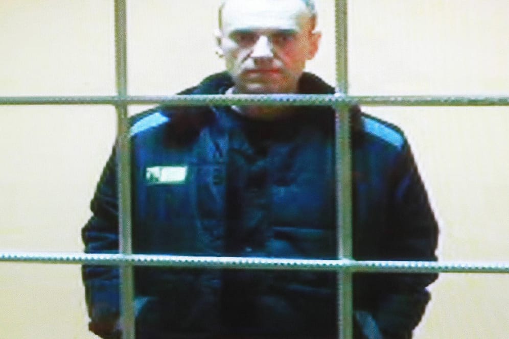 Alexej Nawalny bei seinem jüngsten Prozess (Archivbild): Jetzt soll es eine weitere Anklage gegen ihn geben.