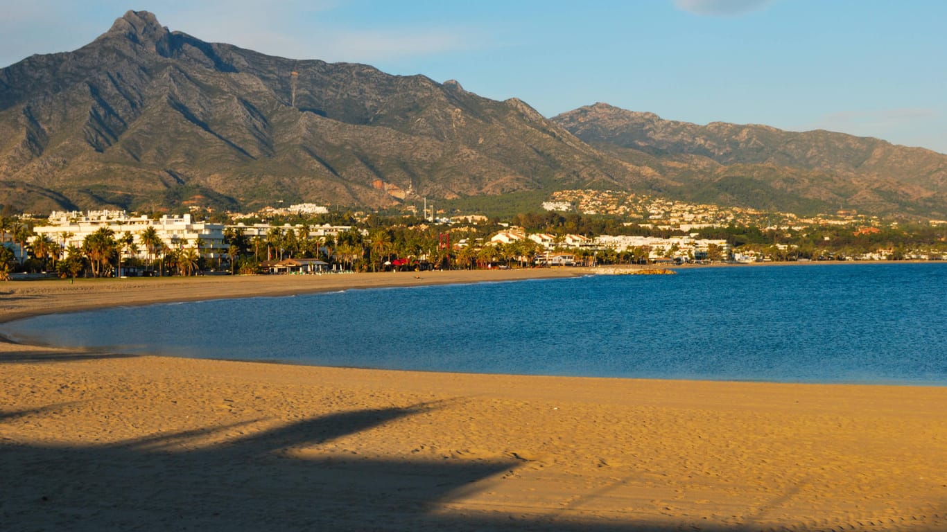 Ein Strand in Marbella (Symbolbild): Kasia Gallanio lebte zum Zeitpunkt ihres Todes in Spanien.
