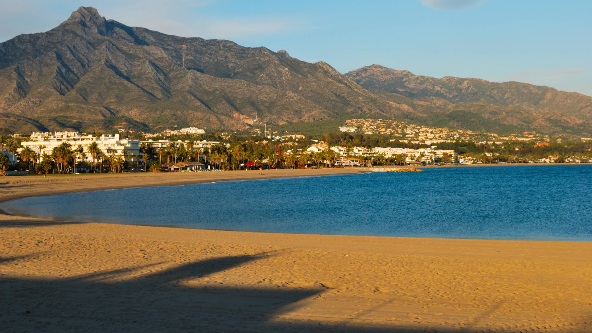 Ein Strand in Marbella (Symbolbild): Kasia Gallanio lebte zum Zeitpunkt ihres Todes in Spanien.