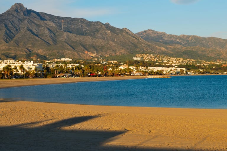 Ein Strand in Marbella (Symbolbild): Kasia Gallanio lebte zum Zeitpunkt ihres Todes in Spanien.