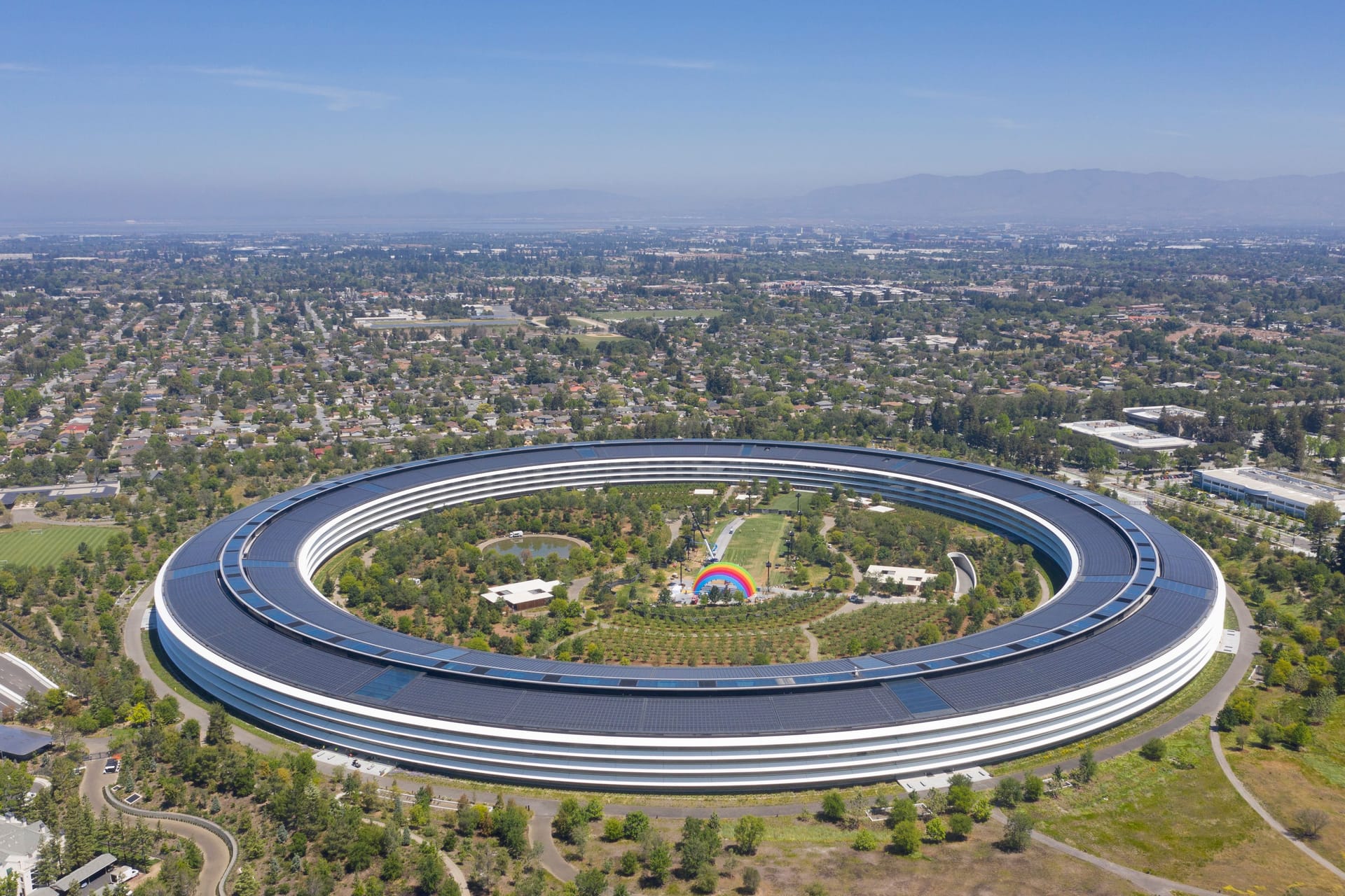 Blick aus der Vogelperspektive auf das Apple-Hauptquartier Apple Park: Apples Chef der Machine-Learning-Abteilung wollte nicht drei Tage die Woche hierher zurückkehren müssen – und kündigte deshalb.