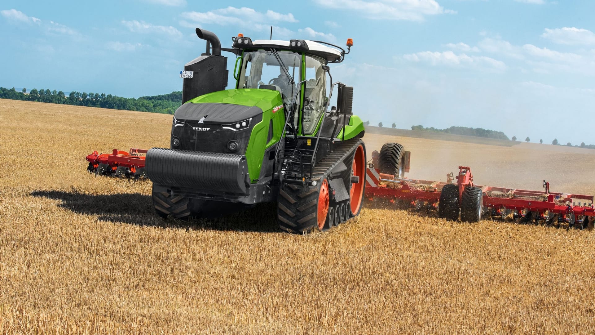 Traktor von Fendt beim Grubbern: Beim Unternehmen stehen derzeit die Produktionsstraßen wegen eines Hackerangriffs still.