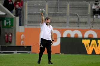 Steffen Baumgart hebt die Mütze: Nach dem Spiel ließ sich der Trainer von den Fans feiern.