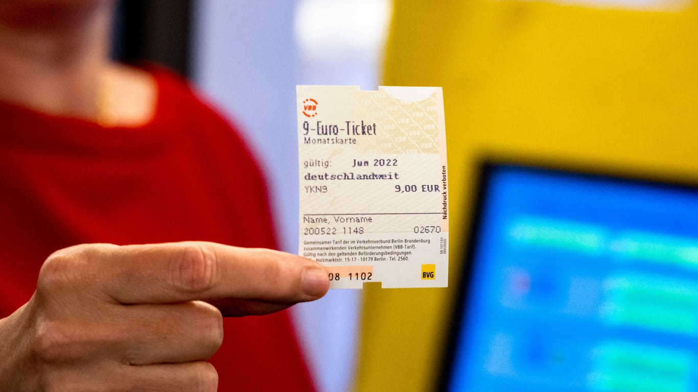 Eine Frau hält das 9-Euro-Ticket in der Hand (Archiv): Ab Mittwoch gilt es bundesweit.