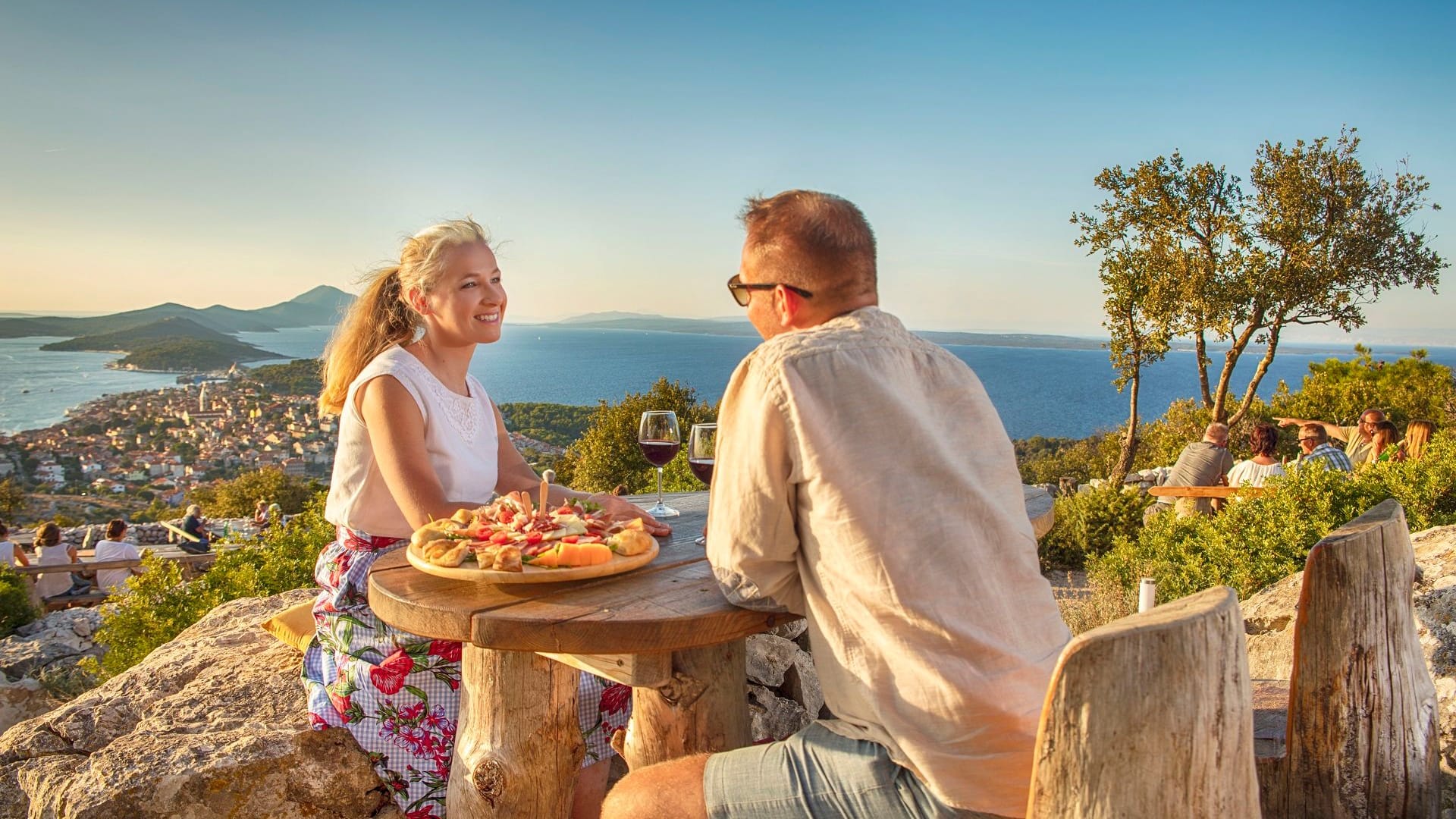 Lassen Sie sich kulinarisch verwöhnen! Lernen Sie die Lošinjer Küche und die würzigen Spezialitäten kennen. Nehmen Sie an dem Fest der Lošinjer Küche teil.