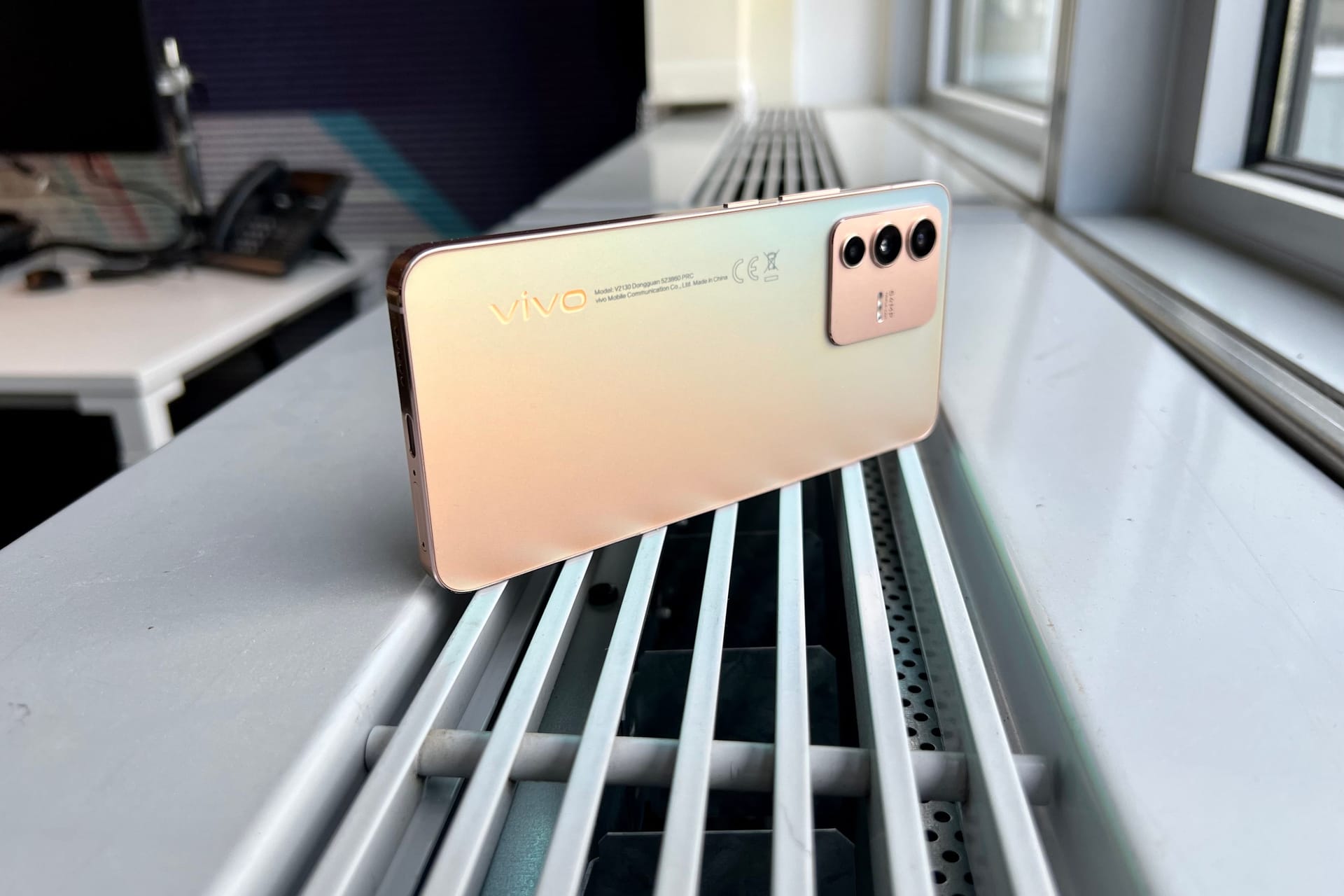 Das Vivo V23 5G: Das Handy ist ein Mittelklassegerät mit vielen Stärken und ein paar Schwächen.