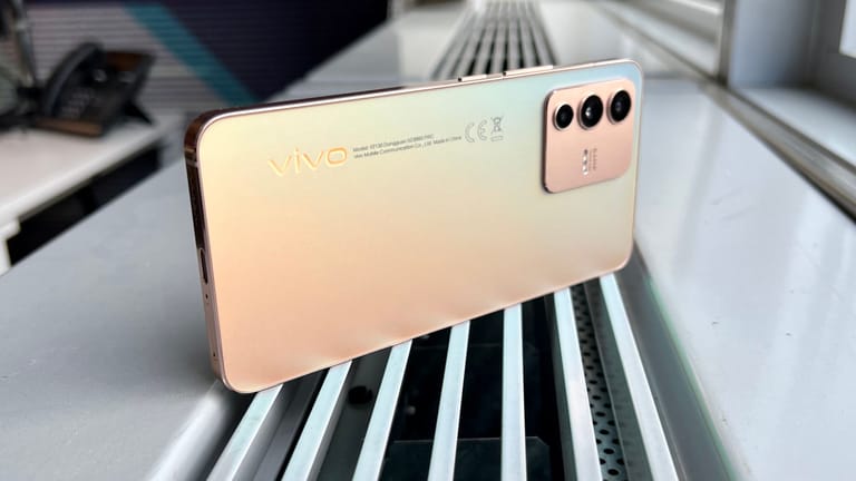 Das Vivo V23 5G: Das Handy ist ein Mittelklassegerät mit vielen Stärken und ein paar Schwächen.