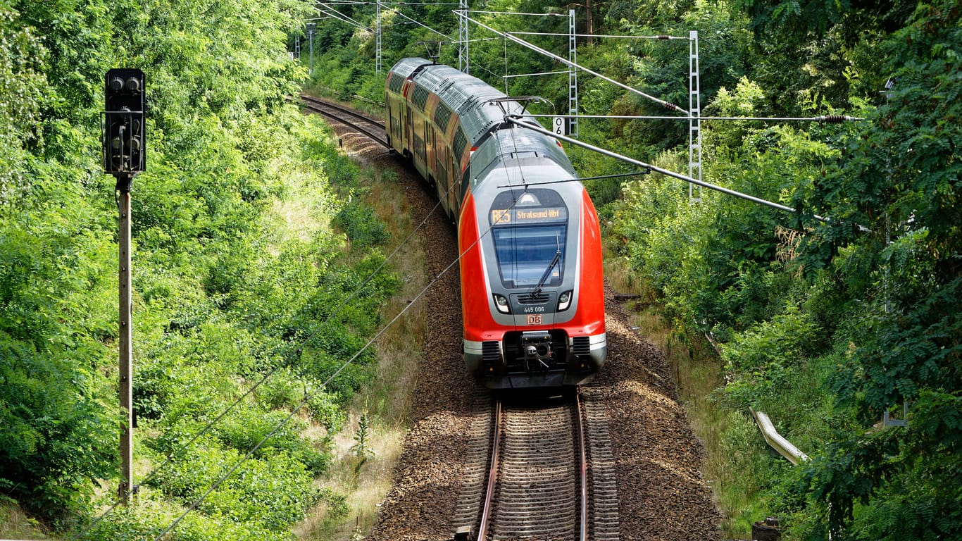 Eine Regionalbahn (Archiv): Um die Gültigkeit des 9-Euro-Tickets hatte es Verwirrung gegeben.