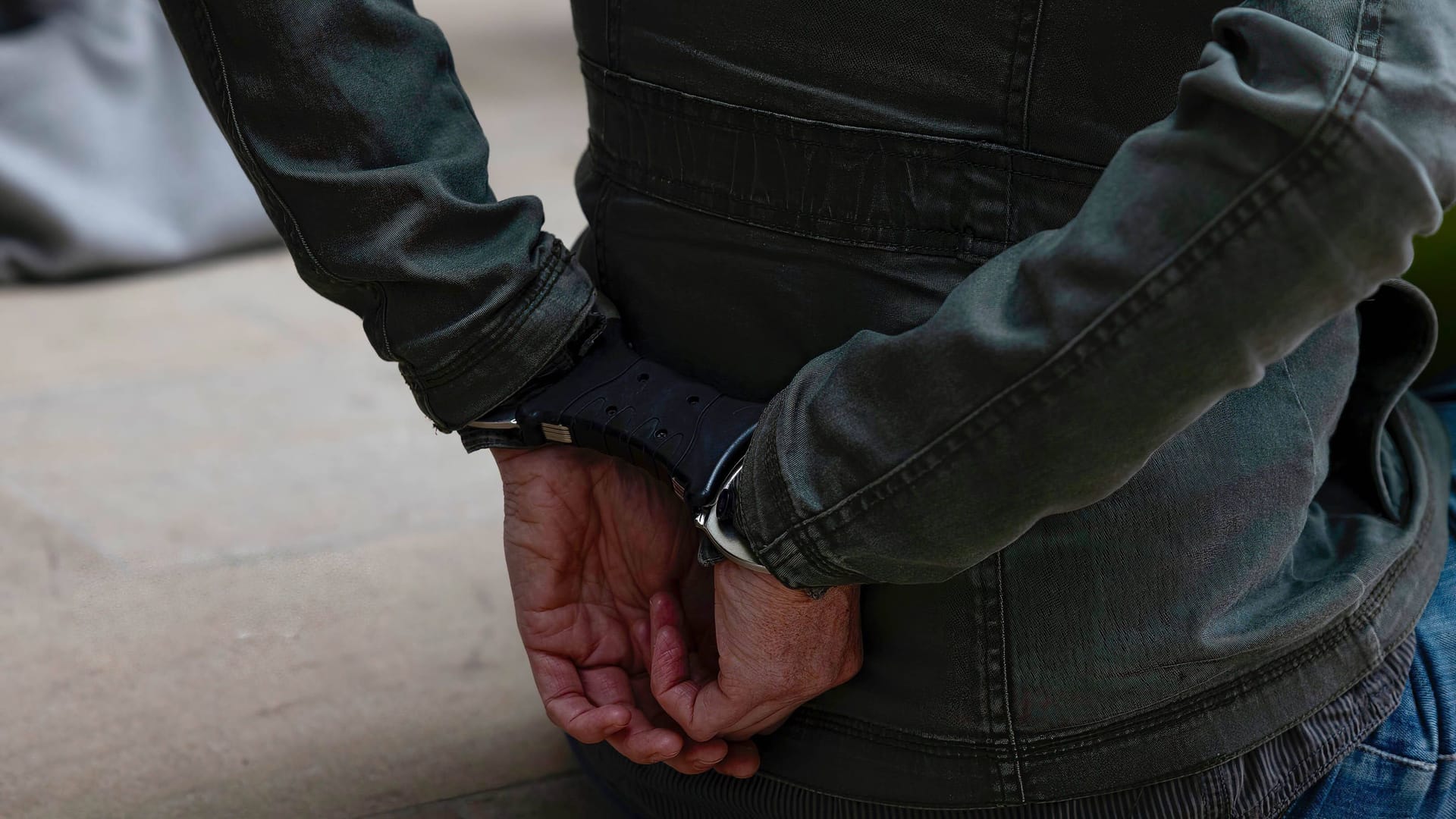 Einem Mann sind die Hände auf dem Rücken gefesselt (Symbolbild): Drei Männer sitzen in Untersuchungshaft. Einem Mann sind die Hände auf dem Rücken gefesselt (Symbolbild): Drei Männer sitzen in Untersuchungshaft.