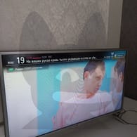 Russisches Fernsehen: Statt Programminfos sind Botschaften der Hacker zu sehen.