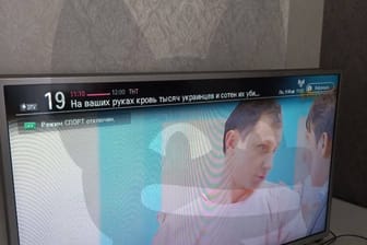 Russisches Fernsehen: Statt Programminfos sind Botschaften der Hacker zu sehen.