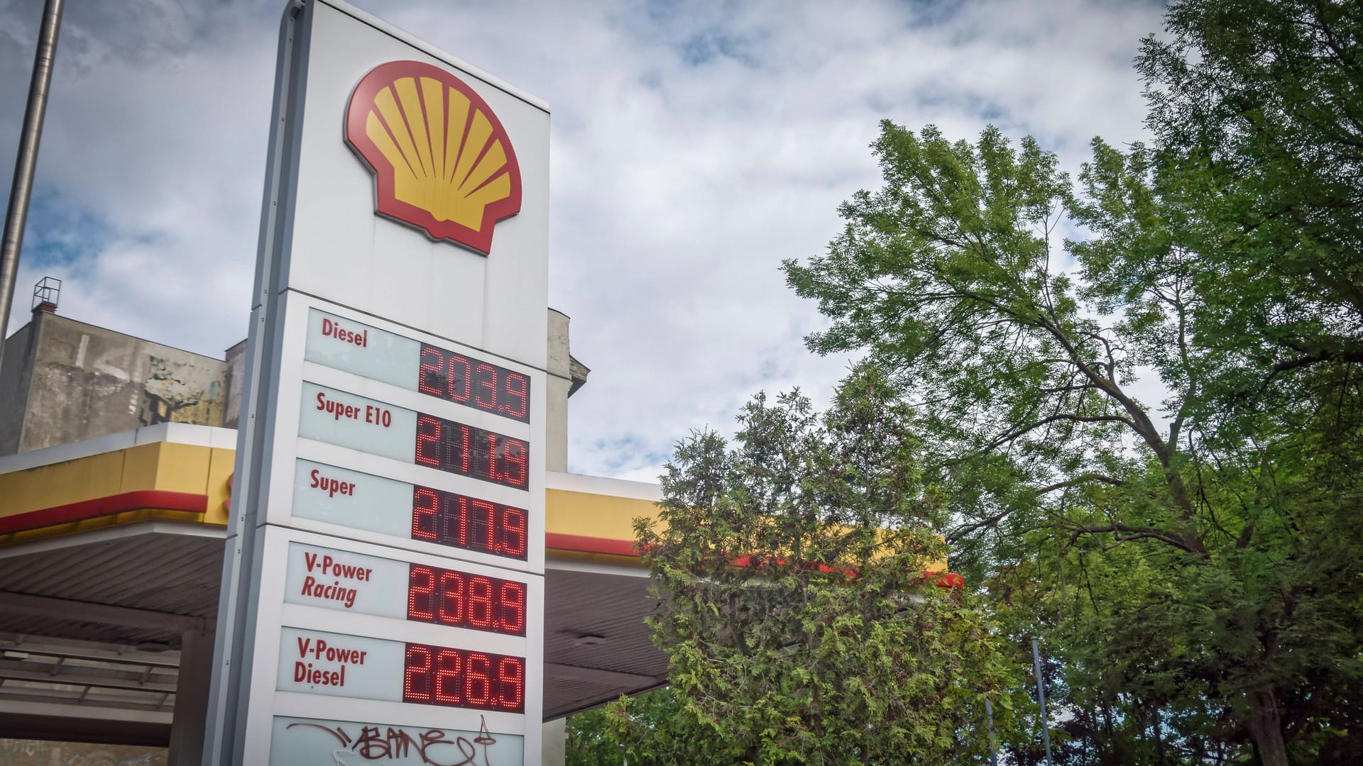 Eine Tankstelle in Berlin (Archiv): Hier könnten die Spritpreise zunächst hoch bleiben.