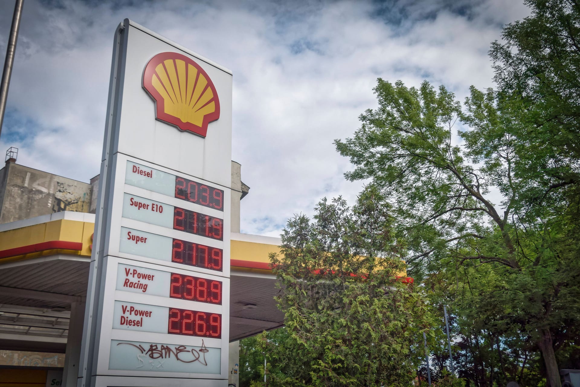 Eine Tankstelle in Berlin (Archiv): Hier könnten die Spritpreise zunächst hoch bleiben.