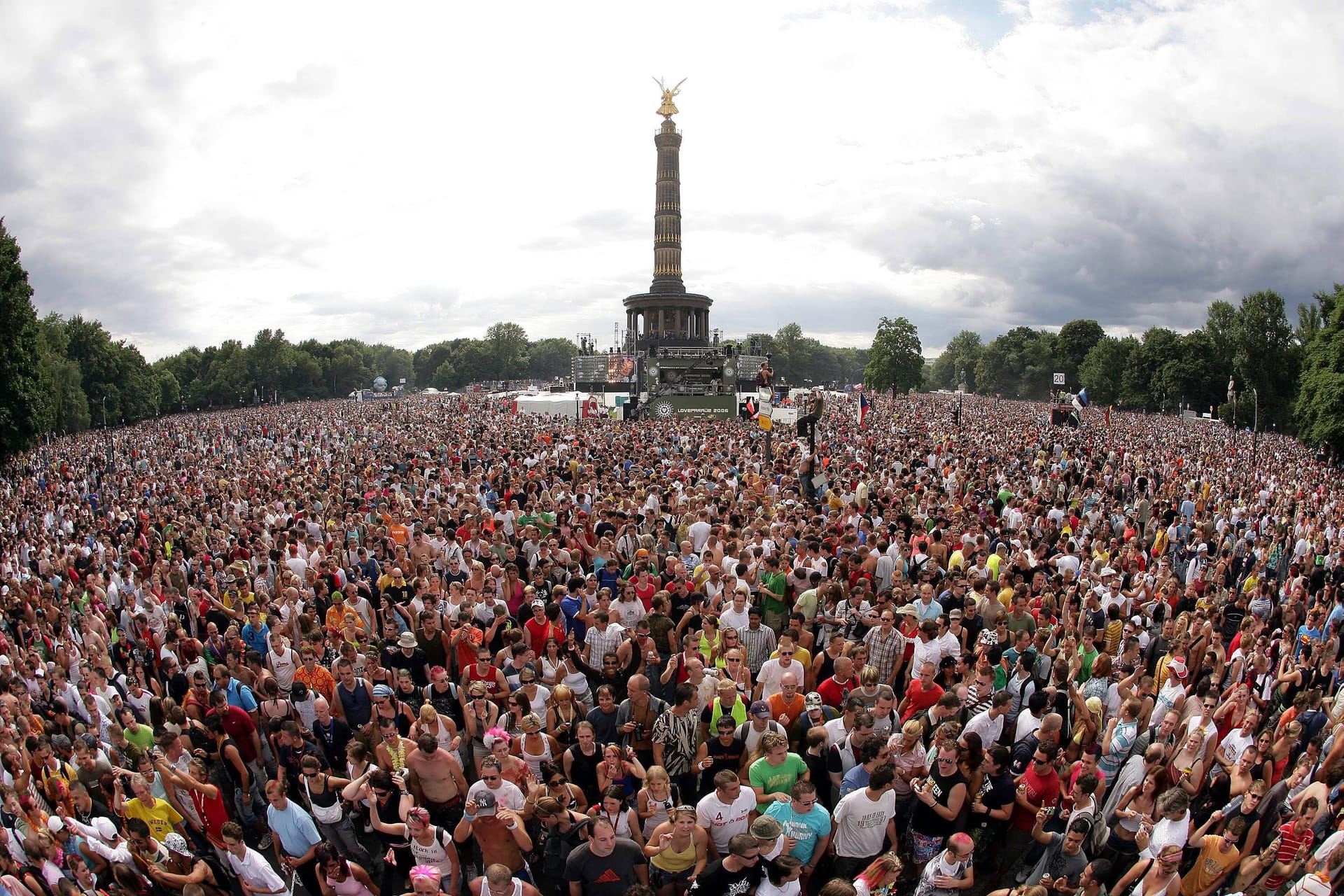 Unzählige Feiernde an der Siegessäule (Archiv): Die Loveparade kommt zurück nach Berlin.