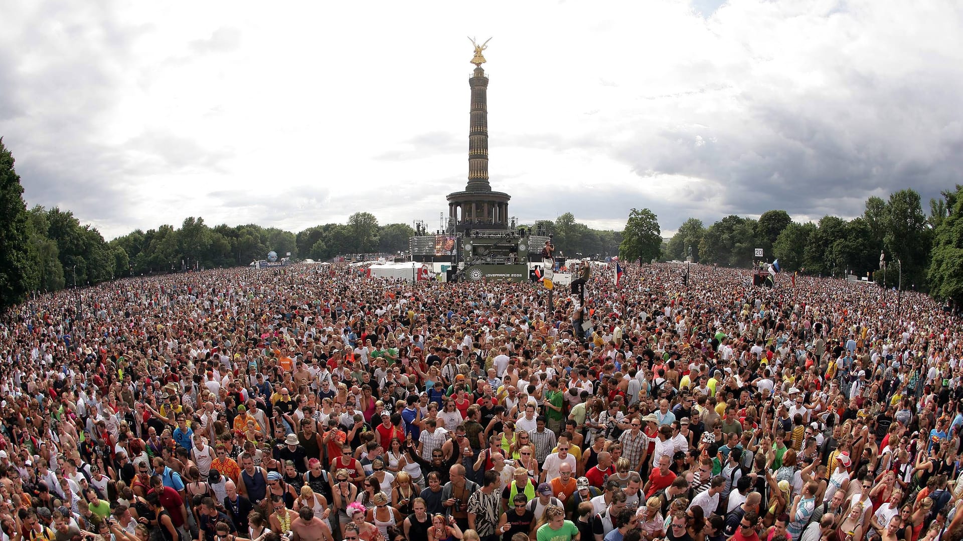 Unzählige Feiernde an der Siegessäule (Archiv): Die Loveparade kommt zurück nach Berlin.