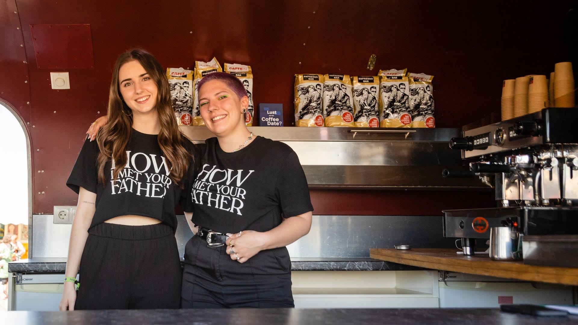 Emilia Meisner und Joanna Adams an einem Kaffee-Stand: Das Festival wollten sie auch zum Vernetzen nutzen.