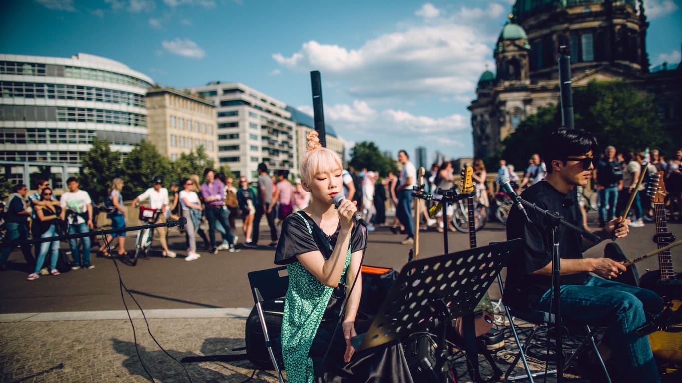 Eine Musikerin spielt auf der Straße: In Berlin wird es hunderte Veranstaltungen geben.