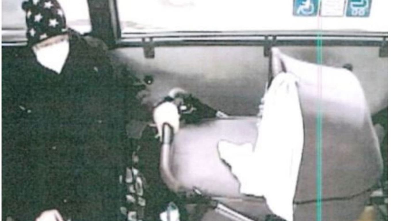 Aufnahme aus einer Leipziger Straßenbahn: Die Polizei fahndet mit diesem Foto nach einer Frau, die Maskenverweigerer angegriffen haben soll.