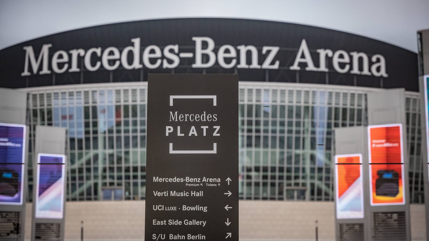 Blick auf die Mercedes-Benz-Arena (Archivbild): Die Einbrecher hatten eine Glastür im 3. Obergeschoss eingeschlagen.