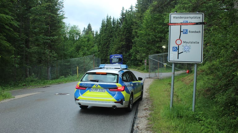 Polizeiwagen mit Nürnberger Kennzeichen unterstützt bei den Vorbereitungen zum G7-Gipfel.