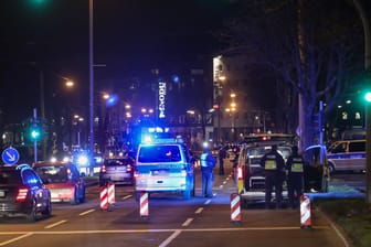 Die Polizei auf dem Wall in Dortmund (Archivbild): Einsatzkräfte stoppten nun zwei Motorräder bei einem illegalen Rennen.