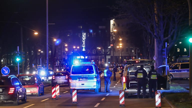 Die Polizei auf dem Wall in Dortmund (Archivbild): Einsatzkräfte stoppten nun zwei Motorräder bei einem illegalen Rennen.